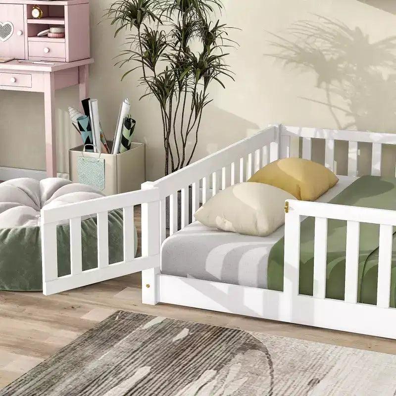 Sailvan Letto Completo a Pavimento con Recinzione e Porta, Struttura Letto a Piattaforma per Bambini in Legno Massello