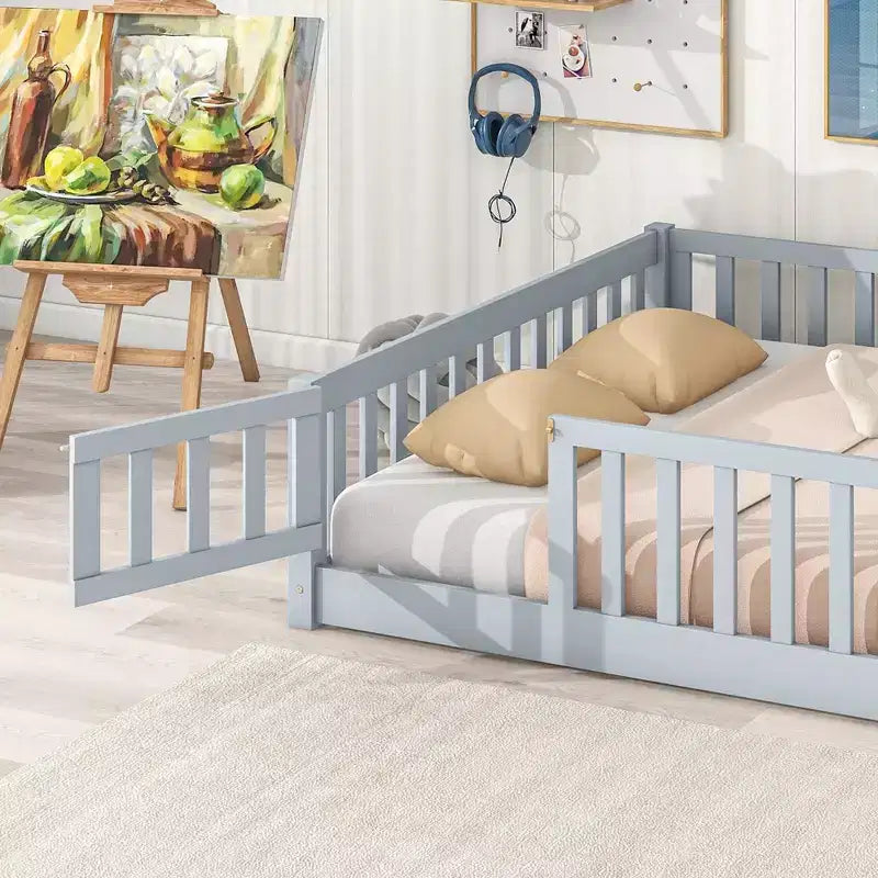 Sailvan Letto Completo a Pavimento con Recinzione e Porta, Struttura Letto a Piattaforma per Bambini in Legno Massello