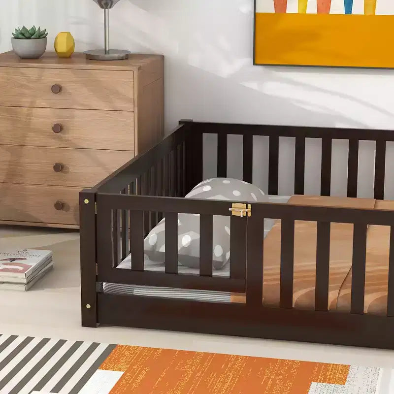 Sailvan Letto Completo a Pavimento con Recinzione e Porta, Struttura Letto a Piattaforma per Bambini in Legno Massello