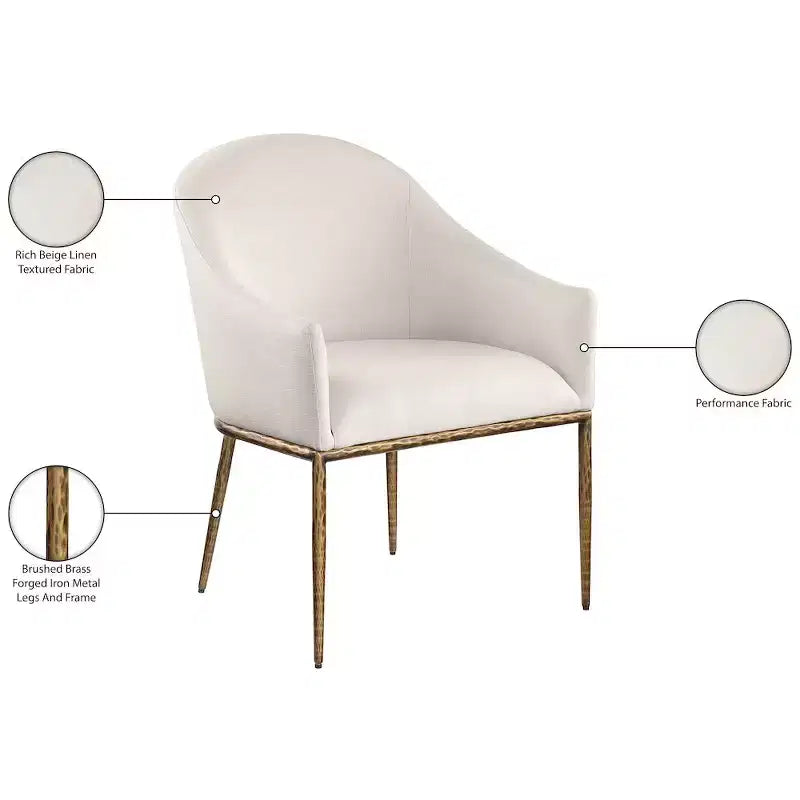 Sedia da pranzo imbottita Meridian Furniture Ferro, in tessuto a prestazioni elevate testurizzato color lino beige, con braccioli