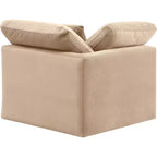 Meridian Furniture Poltrona angolare in velluto Indulge