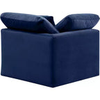 Meridian Furniture Poltrona angolare in velluto Indulge