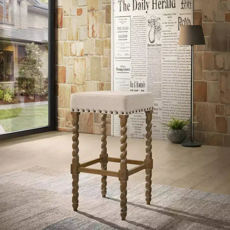 Sgabello da bar Cadmus 30" in rovere naturale Carolina Living: sedile imbottito, bordo in ottone anticato