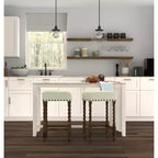 Sgabello da bar Cadmus 30" in rovere naturale Carolina Living: sedile imbottito, bordo in ottone anticato