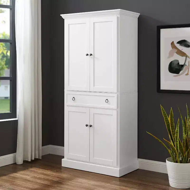 Winston Storage Pantry White - Crosley: Credenza alta a due ante, 5 ripiani, stile tradizionale