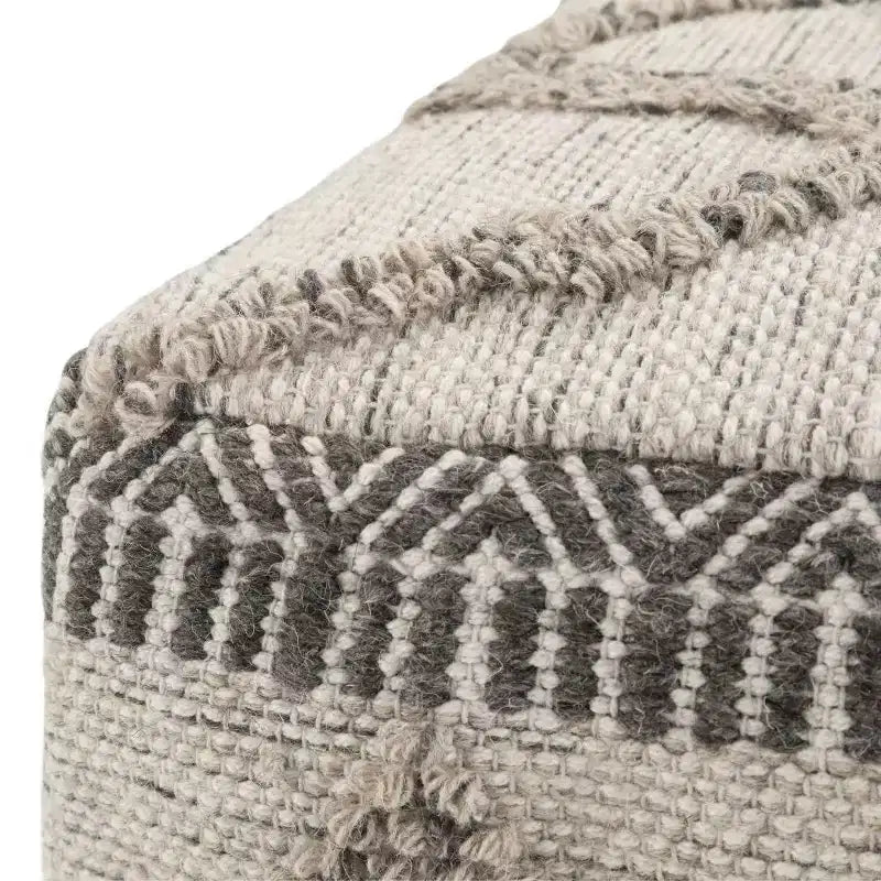 Pouf Tasneem quadrato di ispirazione marocchina grigio naturale - WyndenHall: Tessuto a mano, lana e cotone, nessun assemblaggio richiesto