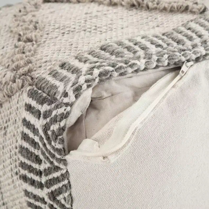 Pouf Tasneem quadrato di ispirazione marocchina grigio naturale - WyndenHall: Tessuto a mano, lana e cotone, nessun assemblaggio richiesto