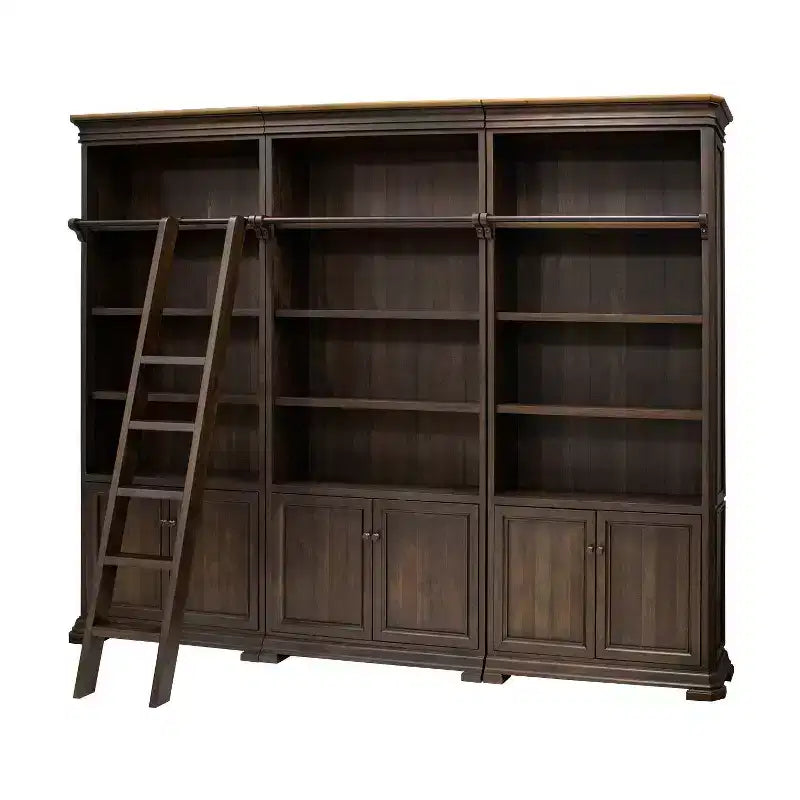 Libreria Sonoma da 94" con scala in legno marrone - Martin Furniture: scaffalatura aperta, 15 ripiani, ferramenta in bronzo