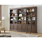 Libreria Sonoma da 94" con scala in legno marrone - Martin Furniture: scaffalatura aperta, 15 ripiani, ferramenta in bronzo