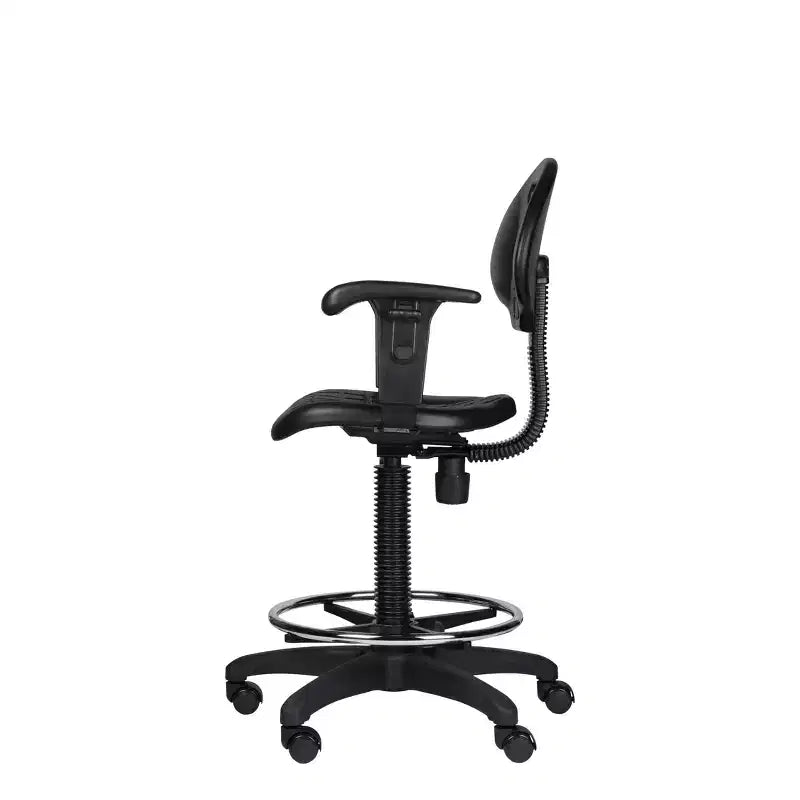 Sedia da ufficio operativa Hampden Furnishings in poliuretano con braccioli e altezza regolabile da 56 a 81 cm, nera