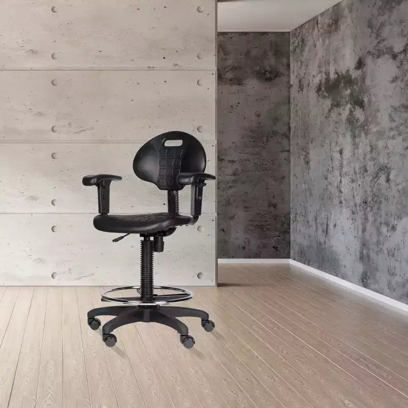 Sedia da ufficio operativa Hampden Furnishings in poliuretano con braccioli e altezza regolabile da 56 a 81 cm, nera