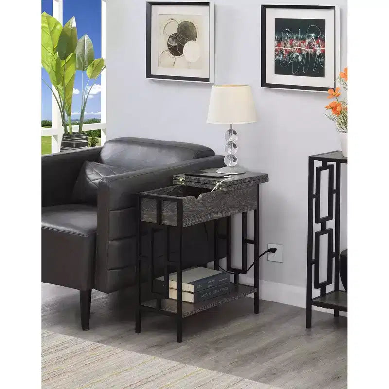 Tavolino quadrato con coperchio incernierato e stazione di ricarica Town Square, grigio/nero invecchiato - Breighton Home: porte USB, gestione cavi, ripiano inferiore