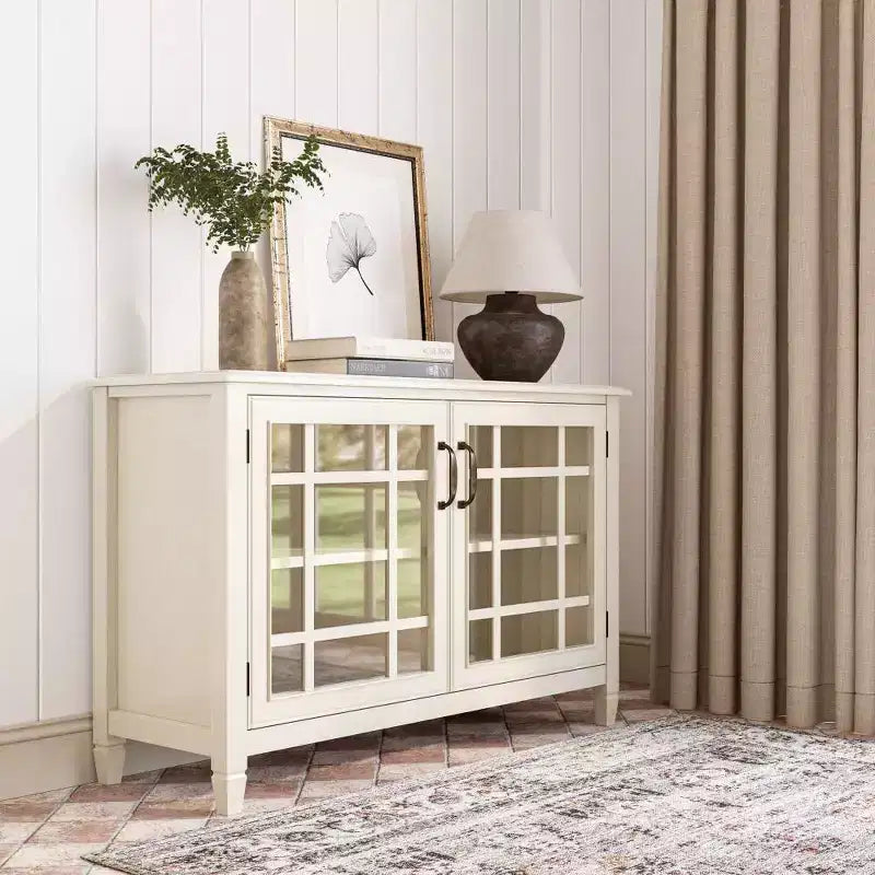 Mobile Basso Contenitore Hampshire Bianco Antico - WyndenHall: Stile Tradizionale, Ripiani Regolabili, Ante in Vetro