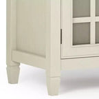 Mobile Basso Contenitore Hampshire Bianco Antico - WyndenHall: Stile Tradizionale, Ripiani Regolabili, Ante in Vetro