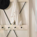 68" Appendiabiti da Ingresso Angolare con Schienale a X in Legno Massello Bianco - Saracina Home: Struttura in Pino, Ganci in Metallo, Ripiano a Doghe