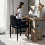 Sedia da reception laterale impilabile in acciaio Flash Furniture Comfort con braccioli