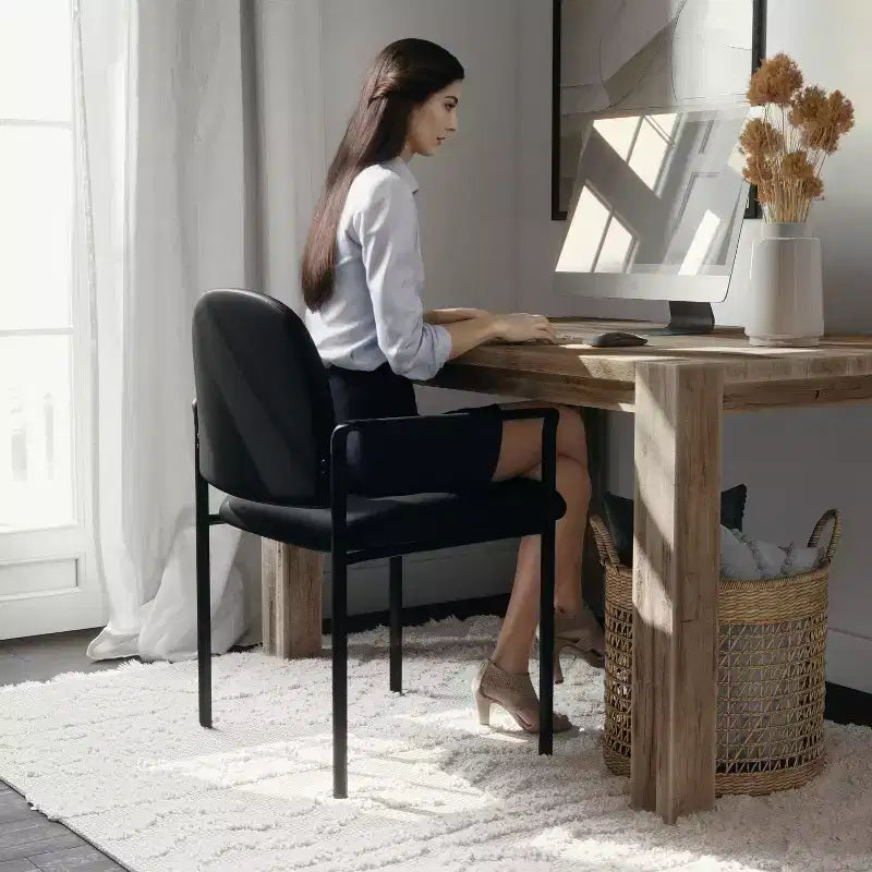 Sedia da reception laterale impilabile in acciaio Flash Furniture Comfort con braccioli