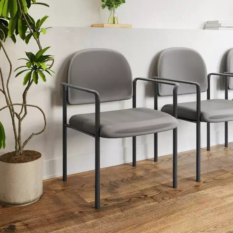 Sedia da reception laterale impilabile in acciaio Flash Furniture Comfort con braccioli