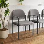 Sedia da reception laterale impilabile in acciaio Flash Furniture Comfort con braccioli
