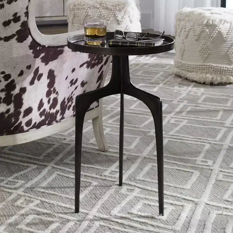 Tavolino rotondo accentato in alluminio bronzo industriale Uttermost, 40 cm di larghezza, gambe curve marroni per soggiorno, camera da letto, comodino, ingresso