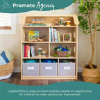Libreria per casa delle bambole Guidecraft EdQ: mobile in legno per bambini per giochi di finzione per sala giochi e aula, con contenitori per giocattoli e bambole