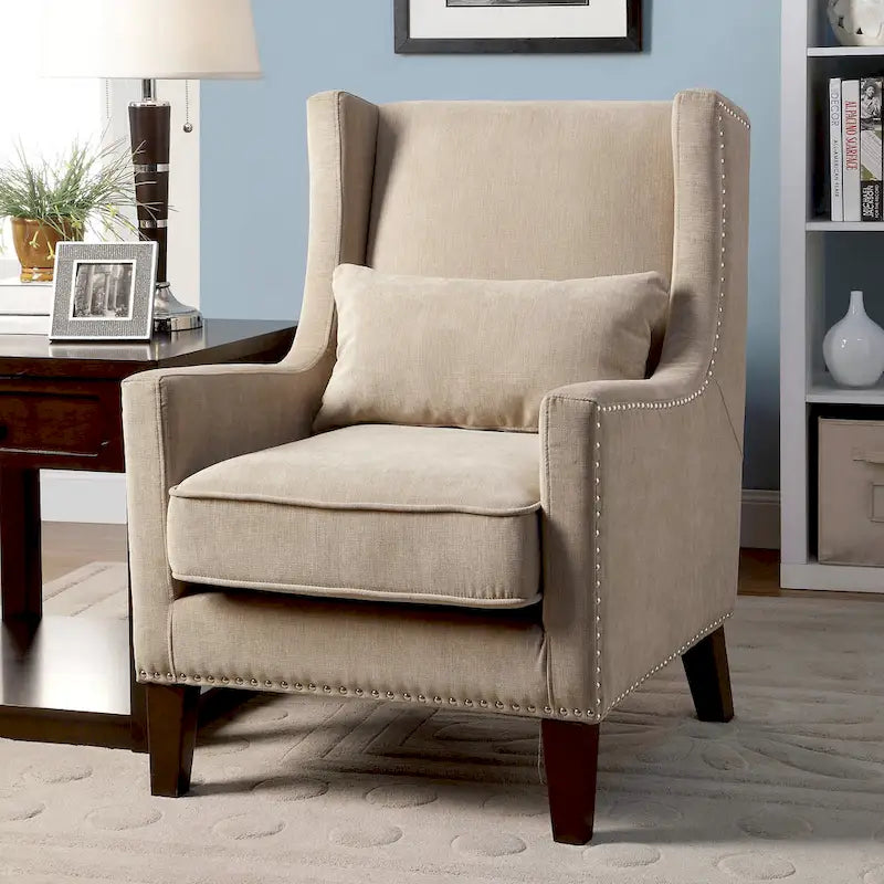 Poltrona moderna con schienale alto, rivestimento in flanella, borchie decorative e gambe color espresso – Grigia o Avorio