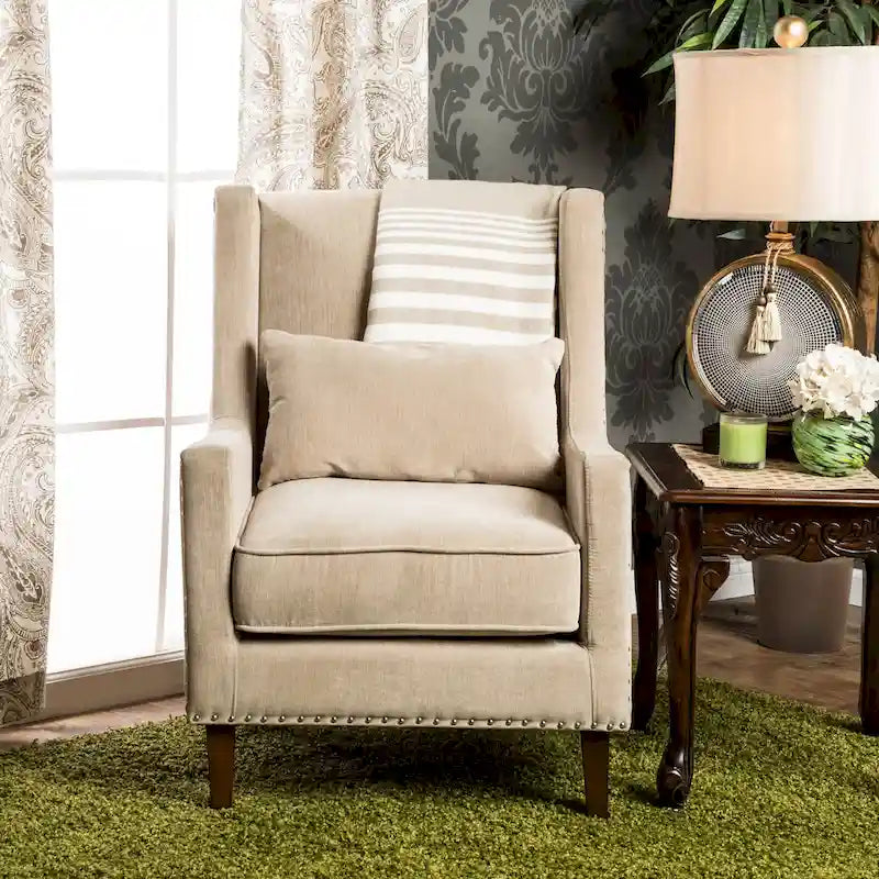 Poltrona moderna con schienale alto, rivestimento in flanella, borchie decorative e gambe color espresso – Grigia o Avorio