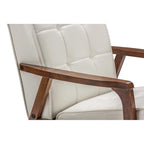 Poltrona club in similpelle bianca trapuntata Mid-Century con struttura in legno di albero della gomma