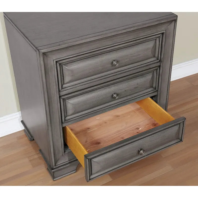 Comodino in Legno a 3 Cassetti con Presa USB, Luce LED Sottostante e Ferramenta Anticata