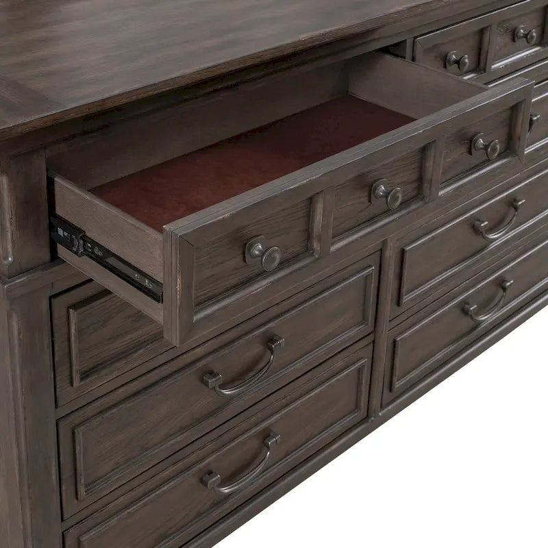 Cassettiera Saddle Brown a 8 cassetti con rivestimento in cedro, cassetti superiori foderati in feltro e ferramenta anticata