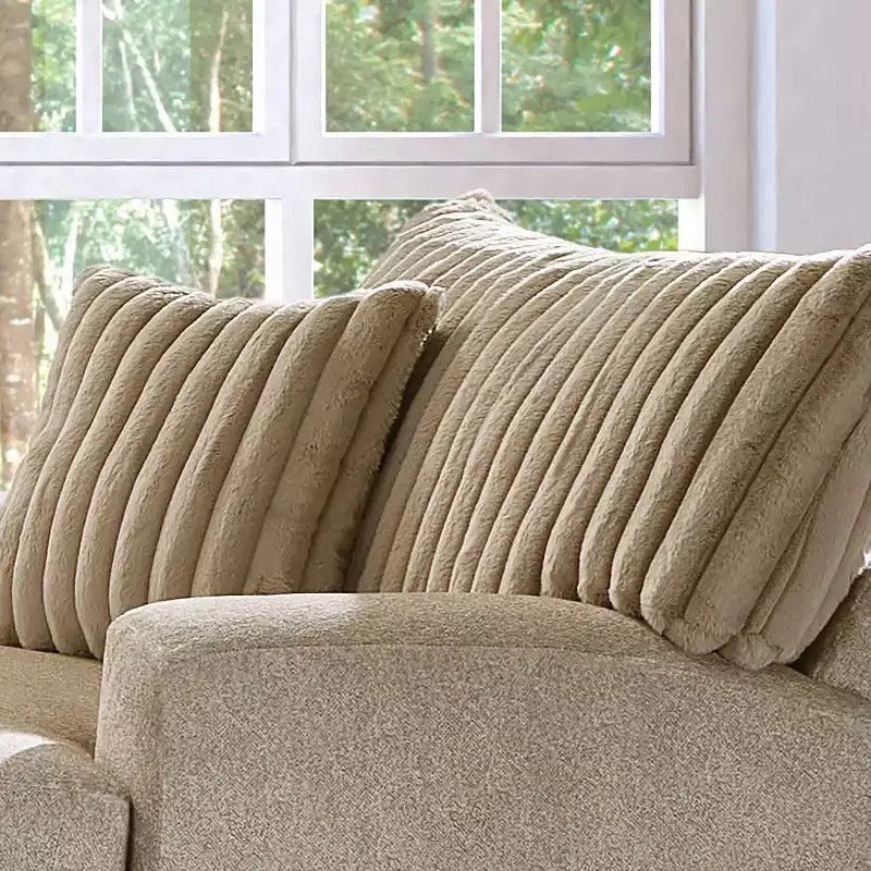 HOMES: Inside + Out Poltrona Telven con rivestimento in ciniglia e trapuntatura a canali con cuscino